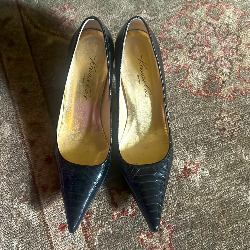 Kenneth Cole pointy toed heels. Size 7. Great condition.
